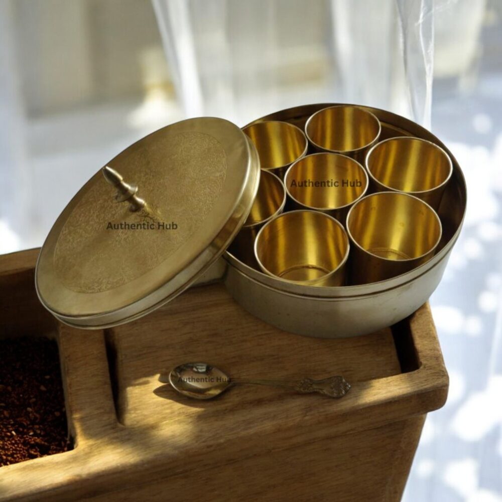 Round brass spice box - Image 3